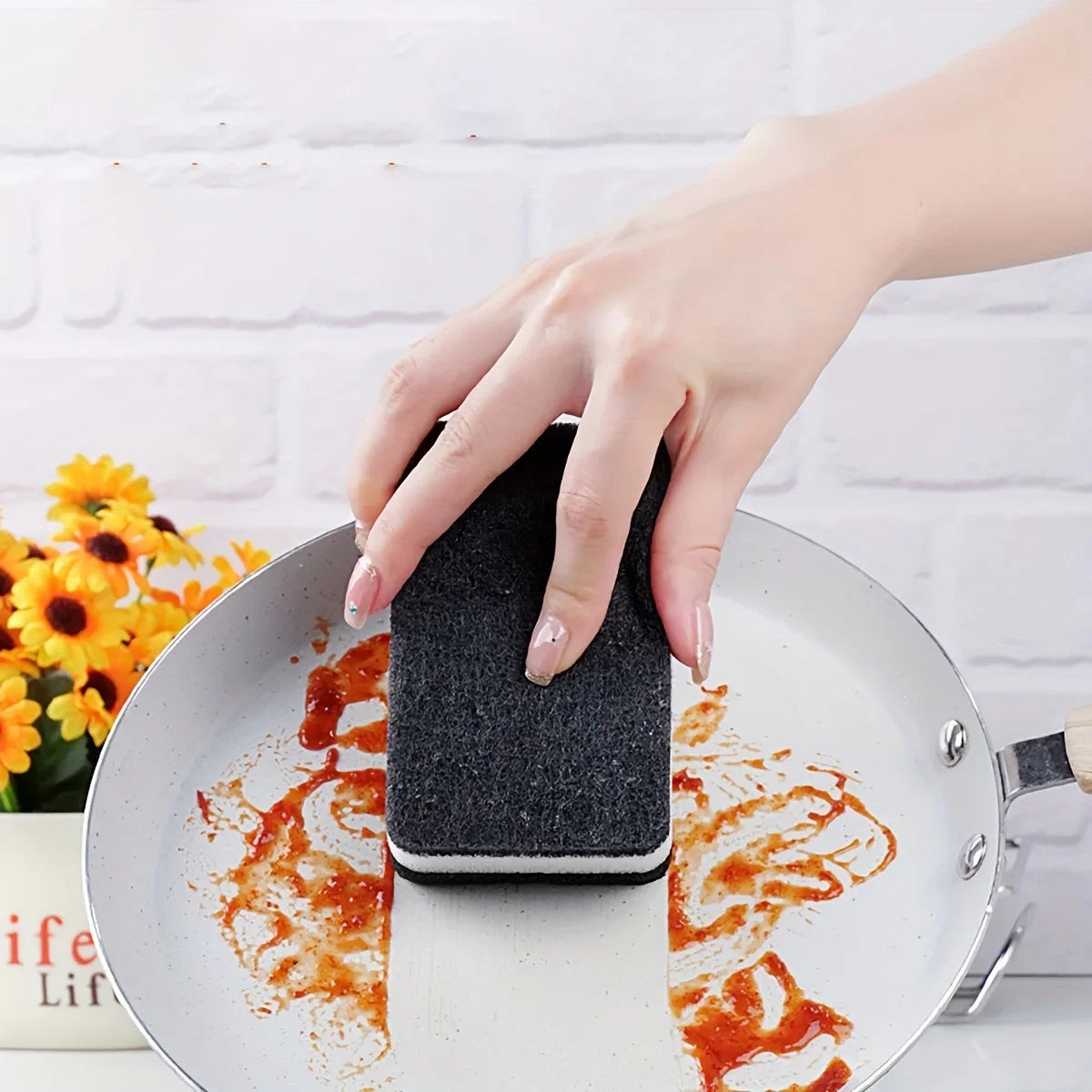 Black sandwiched white double-sided thickened dishwashing sponge