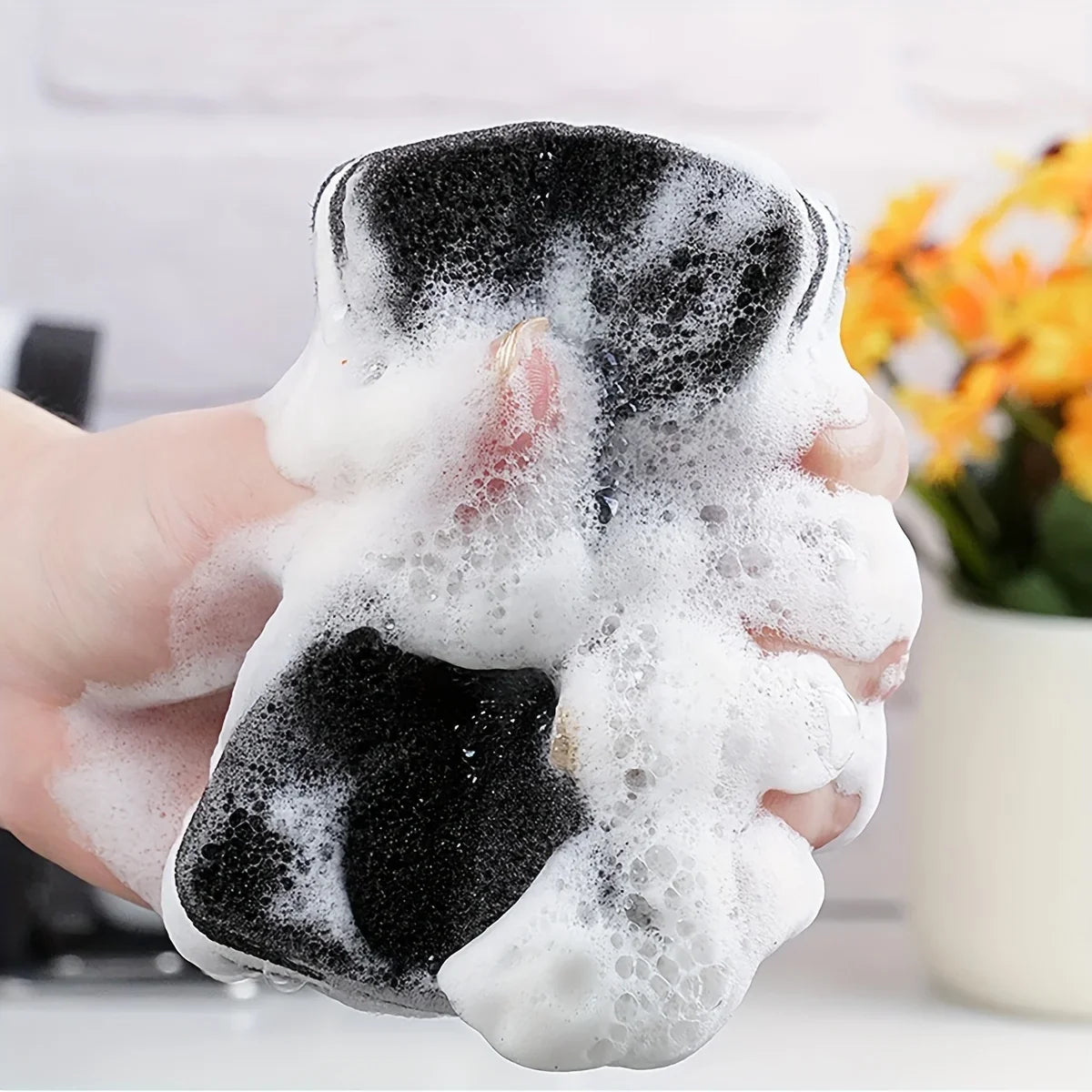 Black sandwiched white double-sided thickened dishwashing sponge